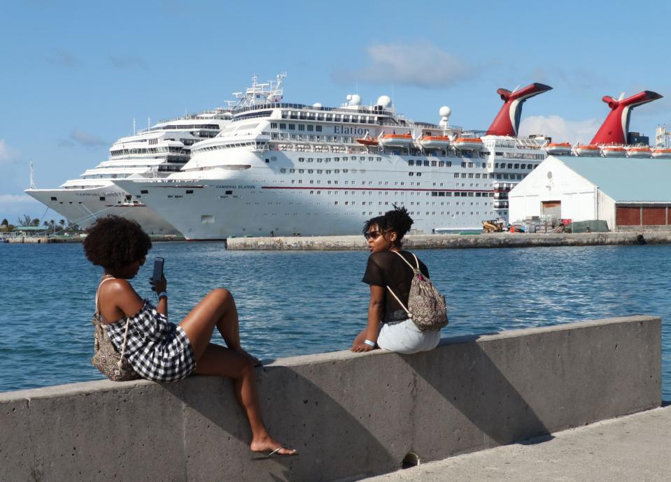 Das Kreuzfahrtschiff Carnival Elation hat in Nassau, Bahamas, angelegt. - Copyright: DANIEL SLIM/AFP via Getty Images