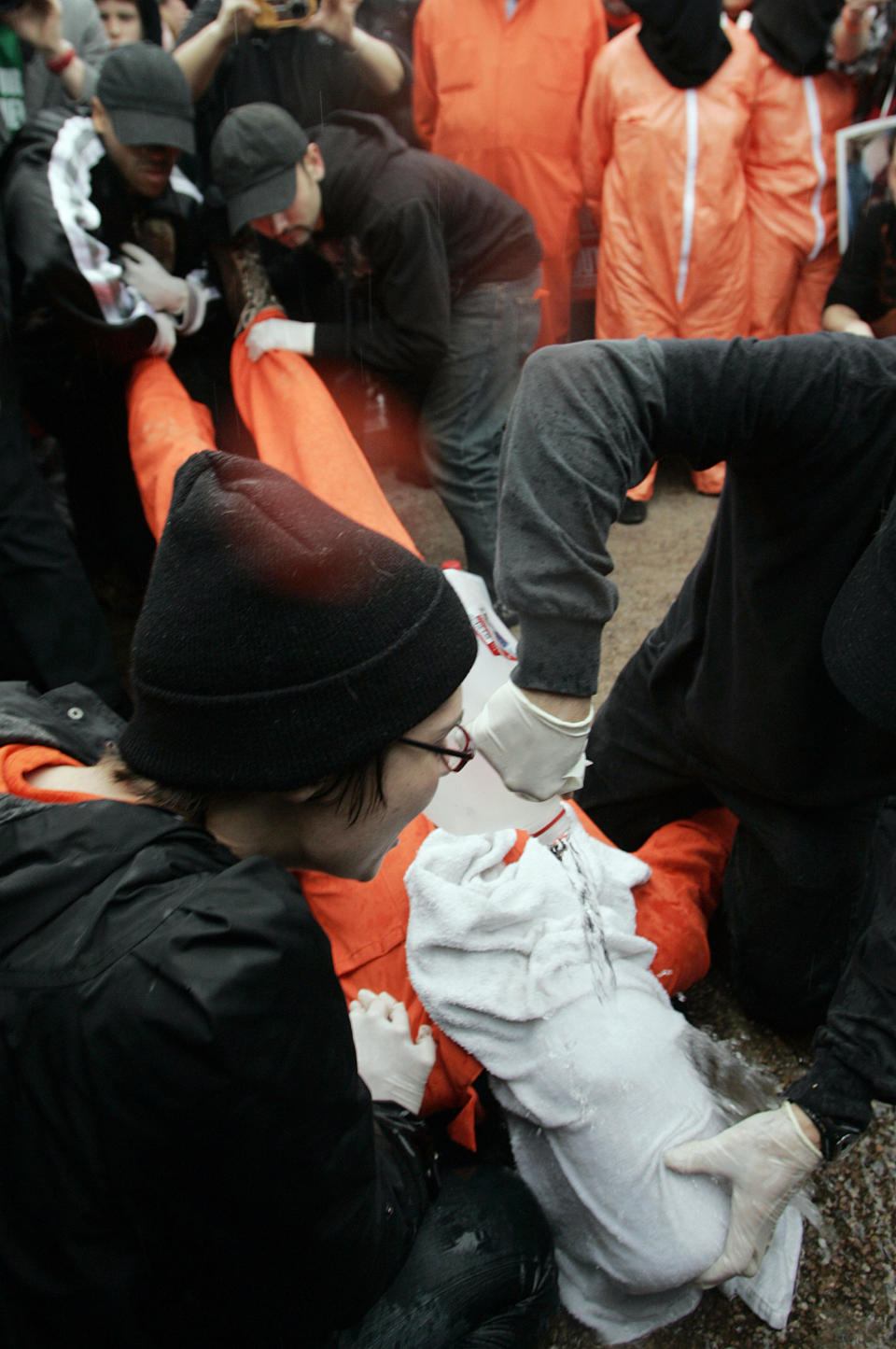 Activistas escenifican la técnica de "waterboarding", considerada tortura y usada contra detenidos vinculados a los atentados terroristas del 11 de septiembre de 2001. (AFP via Getty Images)