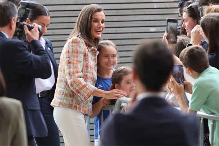 La Reina, muy cariñosa con los más jóvenes