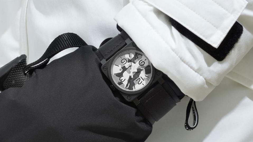 今年新作BR03-92 White Camo，以雪地迷彩為面盤圖案設計，持續壯大BELL & ROSS的軍事偽裝色主題錶款。