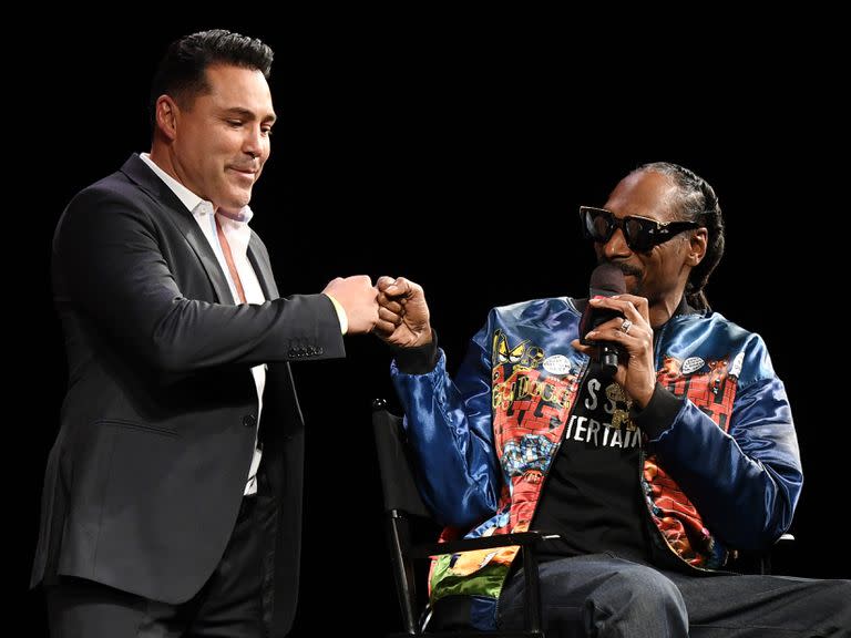 Oscar De La Hoya y el rapero Snoop Dogg hablan en el escenario durante la conferencia de prensa en la que anunció que regresará al boxeo el 3 de julio de 2021