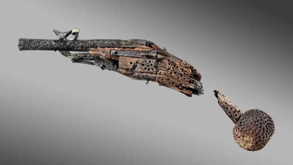 Die Pistole des Reisenden, aus Holz und Eisen gefertigt.  - Copyright: Valais History Museum, Sion; Michel Martinez