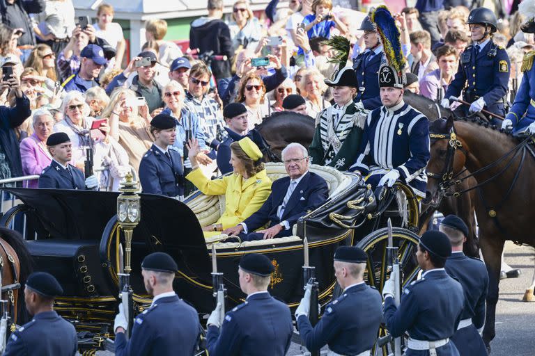 El cortejo con el rey Carlos XVI Gustavo de Suecia, a la derecha, y la reina Silvia es conducido por el centro de Estocolmo, Suecia, el sábado 16 de septiembre de 2023, durante las celebraciones del 50º aniversario del ascenso al trono