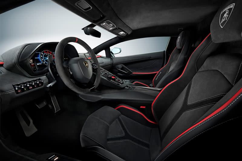 藍寶堅尼Aventador LP 780-4 Ultimae內裝大量採用Alcantara皮革及紅色元素帶出競技感。（圖／翻攝自Lamborghini官網）