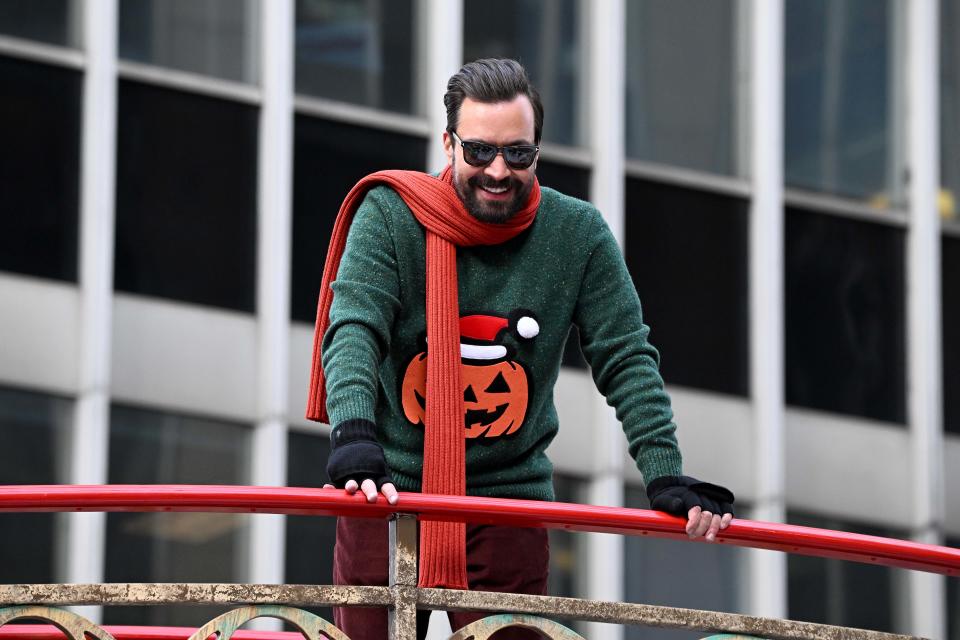 Jimmy Fallon smiles toward the crowd during the Thanksgiving parade.  (Noam Galai / Getty Images)