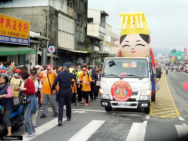 蘭陽媽祖文化節，出巡遶境活動，讓宜蘭市顯得熱鬧非凡。（記者董秀雲攝）