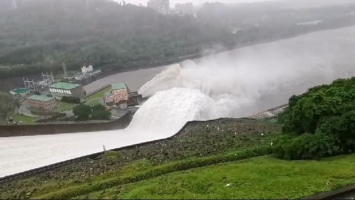 石門水庫日前實施洩洪畫面。（圖／翻攝畫面）