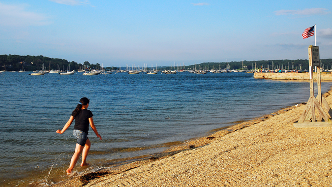 https://www.istockphoto.com/photo/running-along-the-shore-gm1195248882-340632720?searchscope=image%2Cfilm / iStock.com