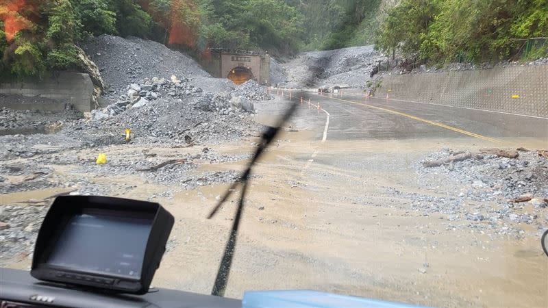 颱風山陀兒逼近！全台陸續傳出風雨，台9線蘇花公路傳多處土石流。（圖／翻攝畫面）