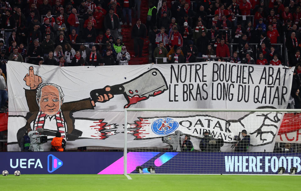 Hoeneß ledert los und die Bayern-Fans feiern ihn dafür mit einem Plakat beim Rückspiel gegen PSG.  (Bild: Alex Grimm/Getty Images)