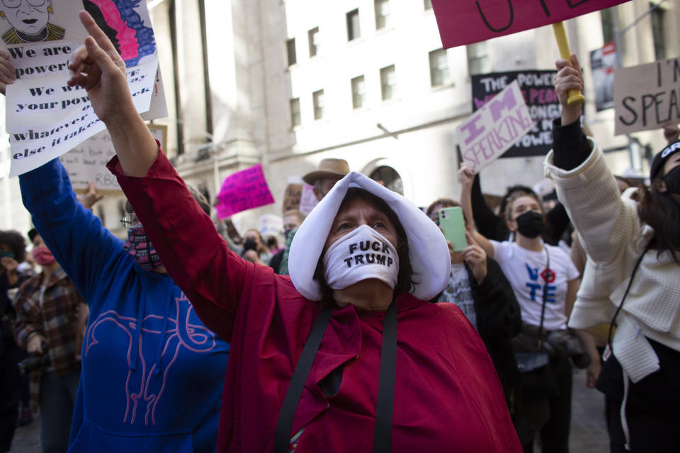 Demonstrators in New York City. (Photo: KENA BETANCUR via Getty Images)