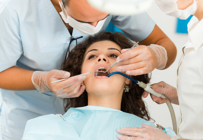 Luego de la extracción, si notas dolor u otros síntomas acude al dentista. – Foto: by_nicholas/Getty Images