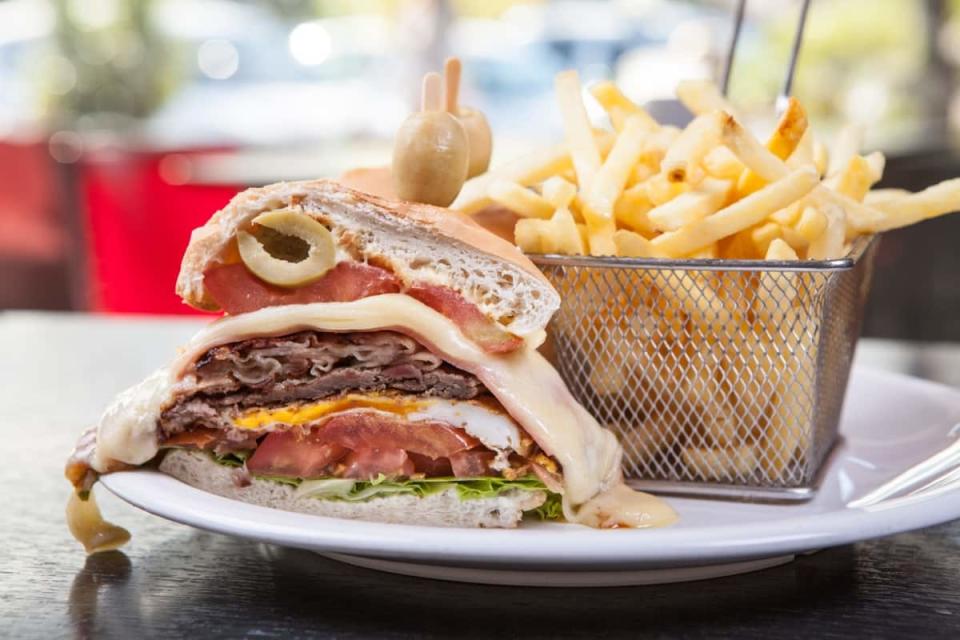 El chivito es un sándwich de Uruguay, hecho con carne de res y otros ingredientes como el huevo, generalmente aderezado con mayonesa y acompañado de papas fritas, algunas veces con ensalada. / Foto: iStock