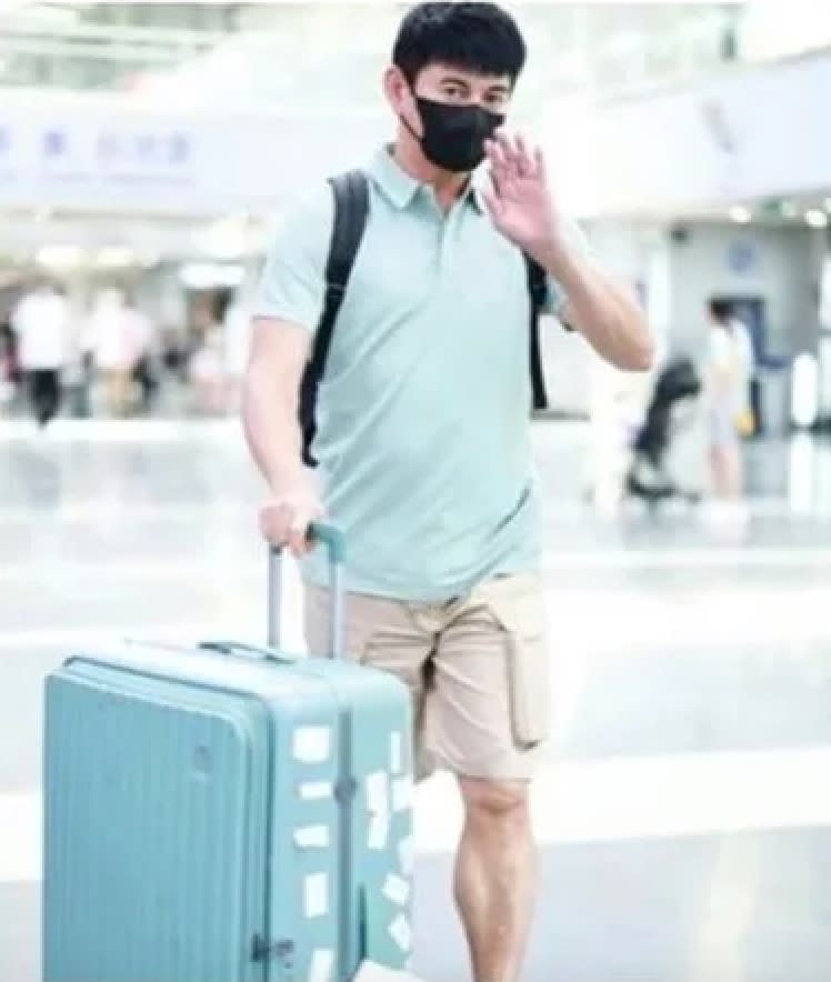 吳奇隆在機場被拍到照片。（圖／翻攝自微博）