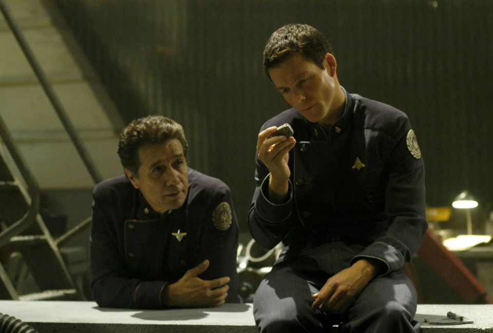 Edward James Olmos  « William Adama » et Jamie Bamber « Lee Adama »  dans « Battlestar Galactia ». 