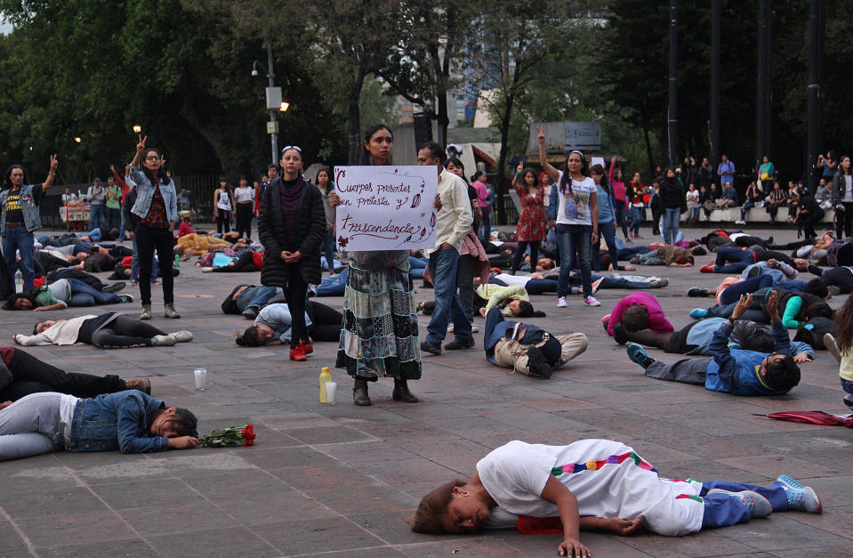 CMX02. CIUDAD DE MÉXICO (MÉXICO), 01/10/2018.- Estudiantes de la Universidad Autónoma Metropolitana (UAM) participan en un acto conmemorativo por las víctimas de la represión estudiantil de 1968 hoy, lunes 1 de octubre de 2018, en la plaza de las Tres Culturas de Tlatelolco, un céntrico barrio de Ciudad de México (México). EFE/Str