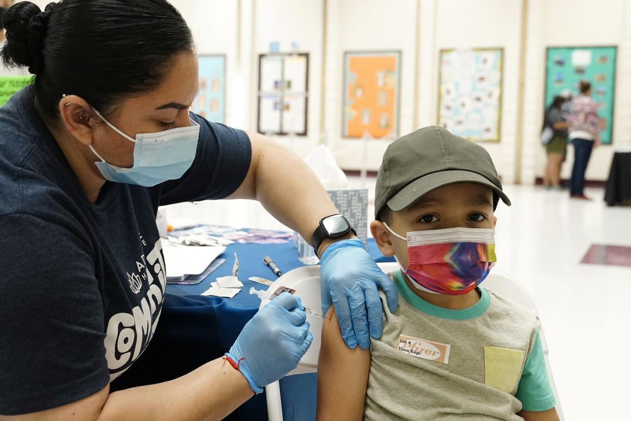 <span class="caption">La campagne de vaccination pour les enfants a débuté ce week-end aux États-Unis. Oliver Estrada, 5 ans, reçoit la première dose du vaccin Pfizer à son école élémentaire, à Phoenix. L’éthique est un aspect important pour les décisions concernant la vaccination.</span> <span class="attribution"><span class="source">(AP Photo/Ross D. Franklin) </span></span>