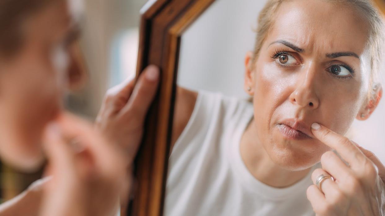 Las personas con trastorno dismórfico corporal suelen examinarse a sí mismas y a sus defectos percibidos. <a href="https://www.gettyimages.com/detail/photo/woman-with-bdd-body-dysmorphic-disorder-royalty-free-image/1360144717" rel="nofollow noopener" target="_blank" data-ylk="slk:Stevica Mrdja/EyeEm via Getty Images;elm:context_link;itc:0;sec:content-canvas" class="link ">Stevica Mrdja/EyeEm via Getty Images</a>