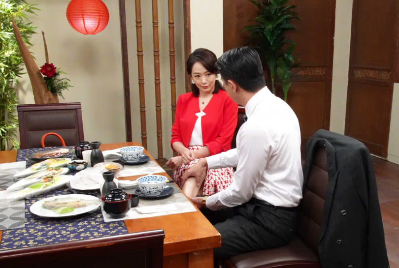 劇情中兩人邊吃日本料理，邊摸腿調情。（圖／台視）