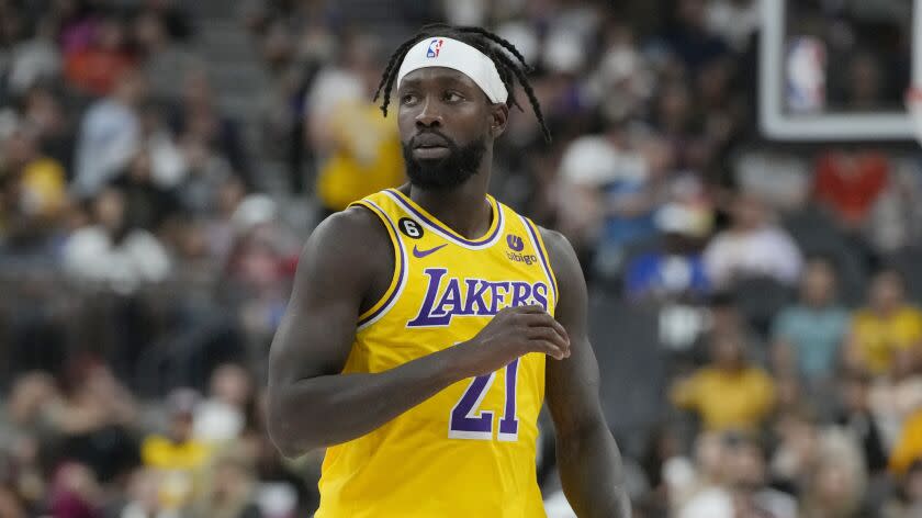 Los Angeles Lakers guard Patrick Beverley (21) plays against the Phoenix Suns.