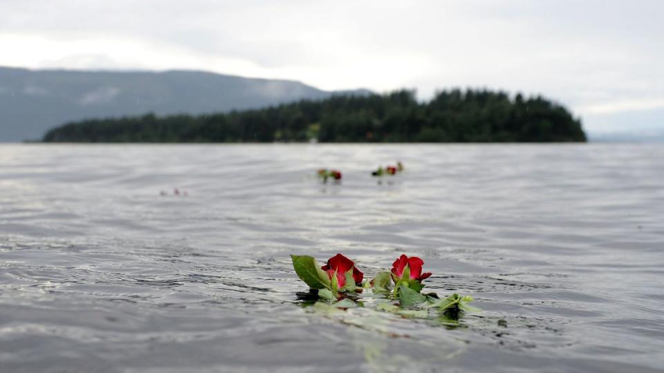 Eine Rose schwimmt im Gedenken an die Opfer des Anschlags des norwegischen Massenmörders Anders Behring Breivik vor der Insel im Wasser. (Bild: dpa)