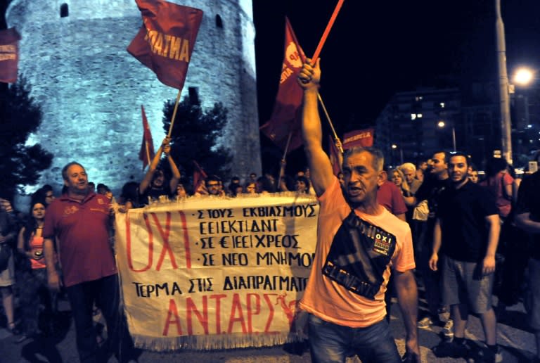 People rally in front of the White Tower landmark, in Thessaloniki on July 5, 2015, after early referendum results show a 'No' majority