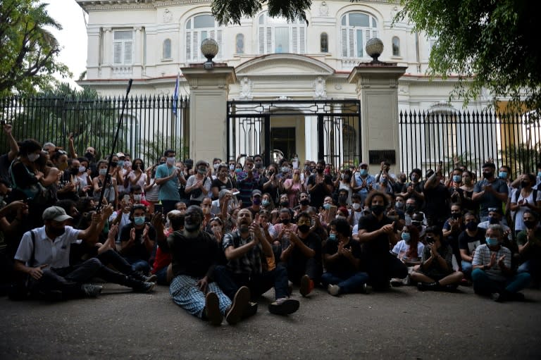 Foto de archivo, un grupo de jóvenes intelectuales y artistas en las puertas del Ministerio de Cultura durante una protesta en La Habana, el 27 de noviembre de 2020.
