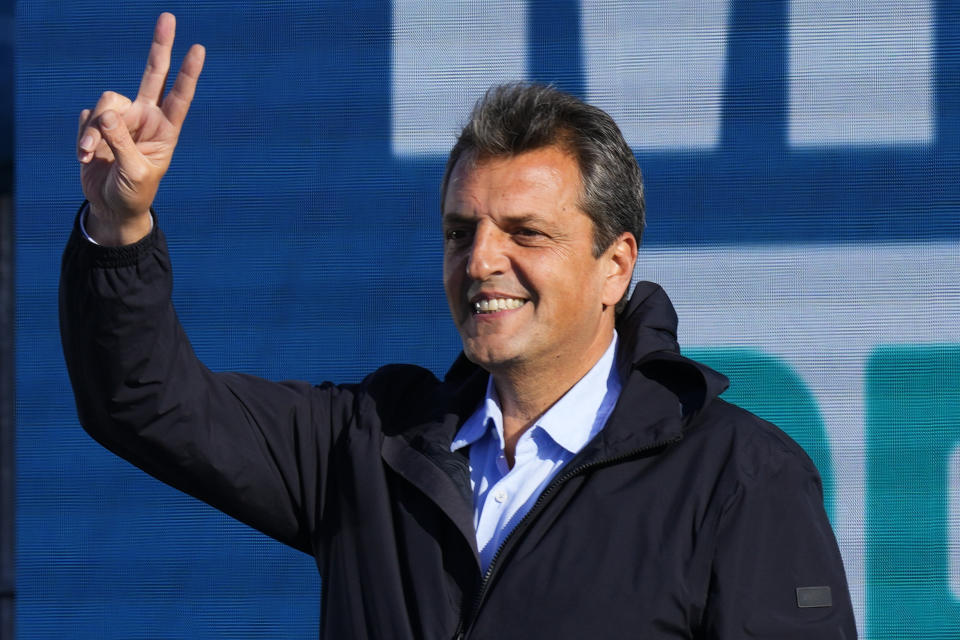 Sergio Massa, ministro de Economía argentino y candidato presidencial del partido gobernante, hace un signo de victoria durante un evento de campaña en Buenos Aires, Argentina, el martes 17 de octubre de 2023. (AP Foto/Natacha Pisarenko)