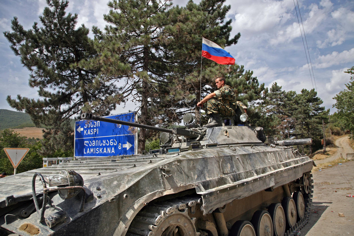 Un militar ruso sobre un tanque en el pueblo georgiano de Igoeti, el 16 de agosto de 2008. (Justyna Mielnikiewicz/The New York Times)