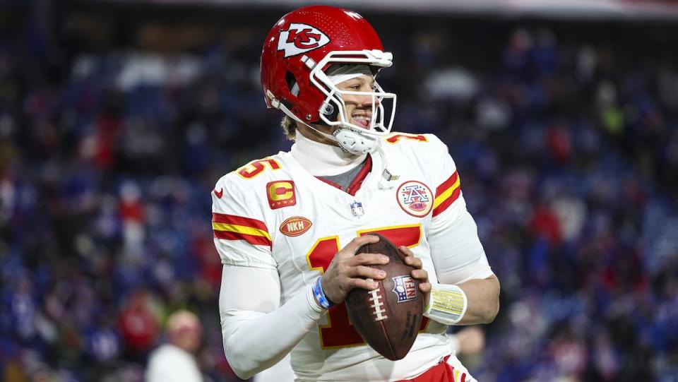 Patrick Mahomes wears his bracelets during a game, 2024