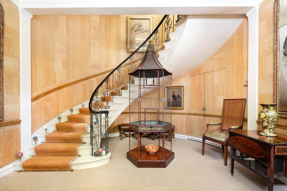 1) The entryway features a sweeping staircase that leads to a spacious landing.