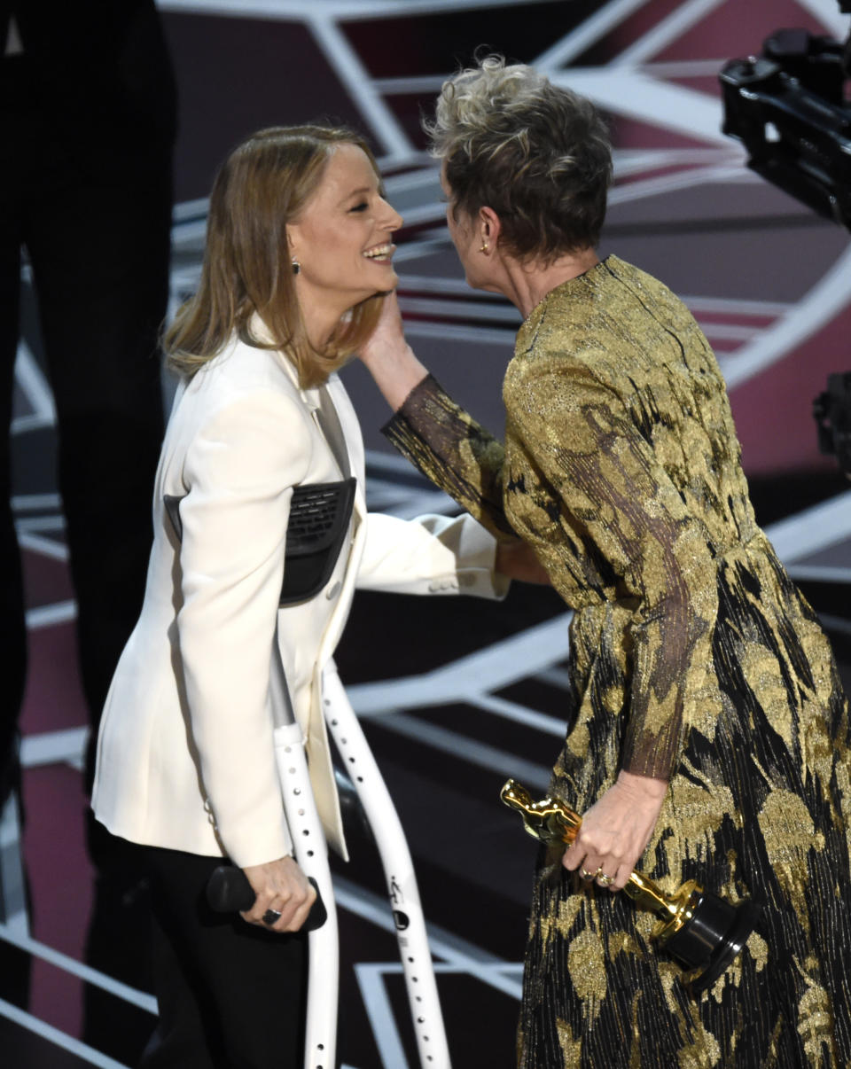 <p>Ein wenig Trost von einer frischgebackenen Oscar-Gewinnerin. Da ist der Schmerz schnell vergessen, oder Jodie? (Bild: AP Images) </p>