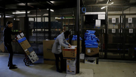 Employees prepare merchandise sold via eCommerce to be delivered to customers at retail chain Magazine Luiza S.A. store in Sao Paulo, Brazil April 21, 2018. Picture taken April 21, 2018. REUTERS/Paulo Whitaker