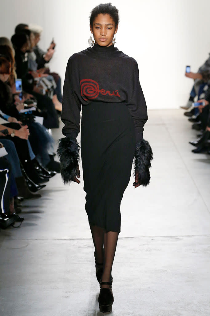 <p>A model walks down the runway sporting her natural hair. (Photo: Getty Images) </p>