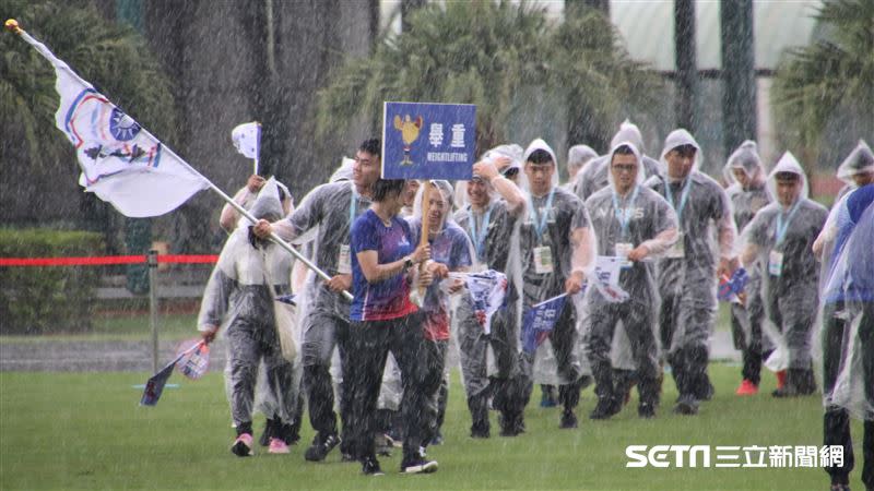 選手在雨中進場熱情不減。（圖／記者劉家維攝影）