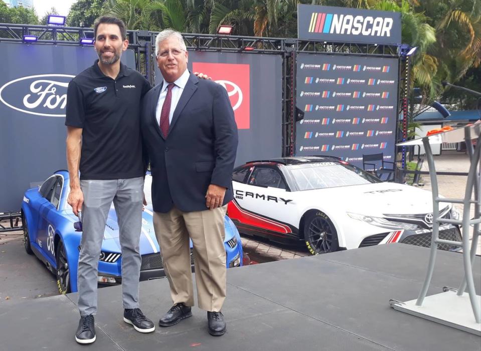 Los cubanoamericanos Aric Almirola y el presidente del autódromo de Homestead-Miami, Al García, en Bayside Marketplace, el 21 de octubre del 2022.