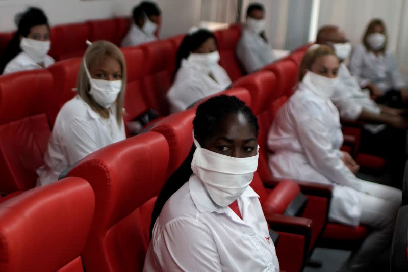 FOTO DE ARCHIVO. Médicos cubanos participan en una ceremonia de despedida antes de partir a Kuwait para ayudar, en La Habana, Cuba