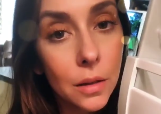 Jennifer Love Hewitt scheint zu glauben, dass das Innere eines Kühlschranks die beste Beleuchtung für Videos und Selfies hat. (Bild: Jennifer Love Hewitt via Instagram)