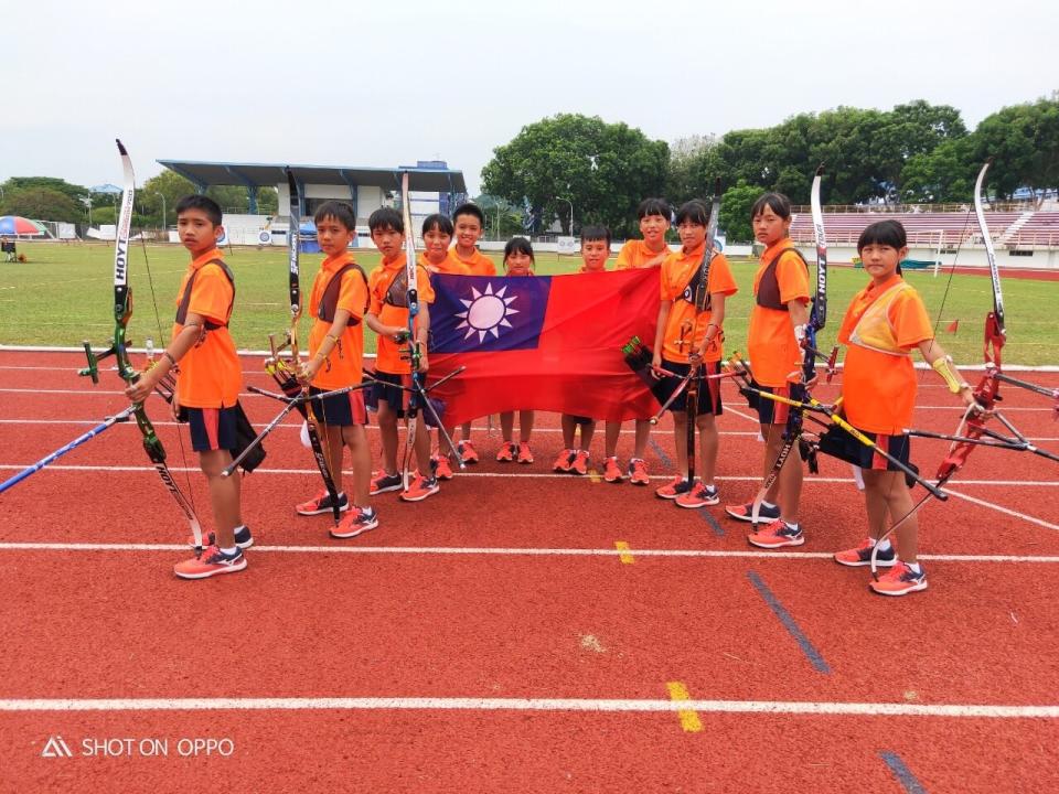 東澳國小射箭隊獲獎無數，今年為籌措射箭隊經費的飛魚乾義賣又展開。