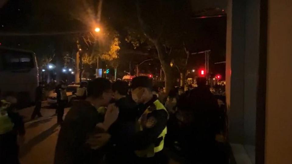 中國大陸民眾走上街頭，抗議疫情下的嚴格封控。（圖／翻攝自李老师不是你老师推特）