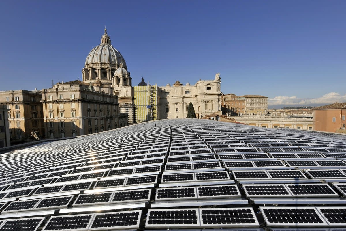 Solar panels covering the roof of the Paul VI audience hall at the Vatican with the Basilica of Saint Peter in the background on 26 November, 2008 (Getty Images)