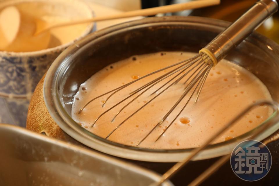 調製好的麵糊，烹調前每次都會重新篩入麵粉。