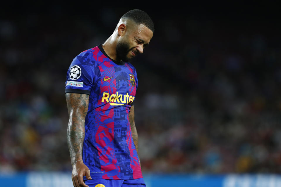 Memphis Depay, del Barcelona, se lamenta tras la derrota ante el Bayern Múnich, en un partido de la Liga de Campeones, el martes 14 de septiembre de 2021 (AP Foto/Joan Monfort)