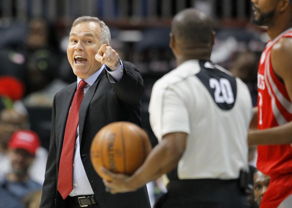 Mike D'Antoni has a word with the referee. (Associated Press)