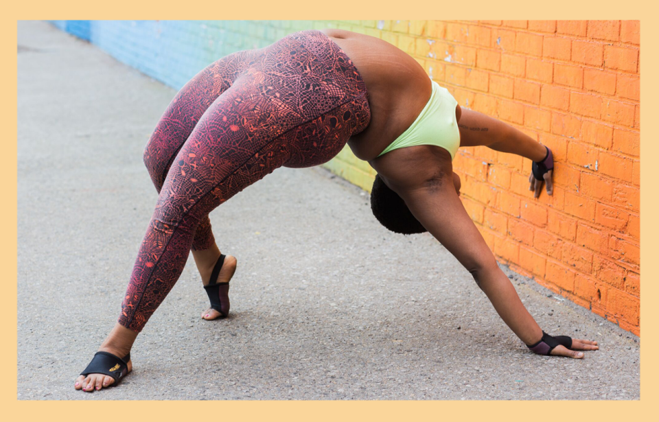 Jessamyn Stanley fait du yoga. (Photo par Lydia Hudgens; Illustrations par Quinn Lemmers pour Yahoo Lifestyle)