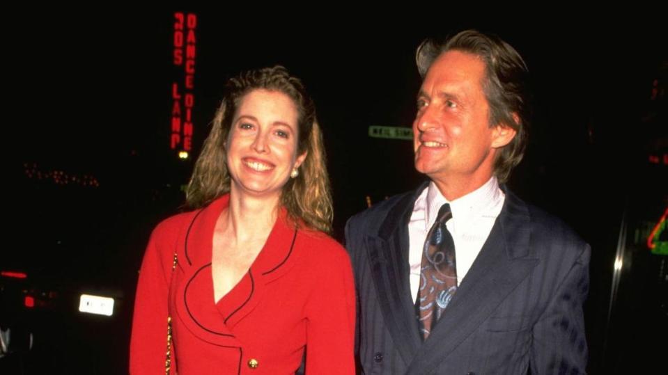 45 Millionen US-Dollar "verdiente" die Dame links im Jahr 2000 mit ihrer Scheidung nach 23 Jahren Ehe. Diandra Douglas, geborene Luker, trennte sich von Schauspielstar Michael Douglas, als Gerüchte aufkamen, er würde die Kollegin Catherine Zeta-Jones daten. Die waren freilich nicht aus der Luft gegriffen ... (Bild: Diane Freed/Getty Images)