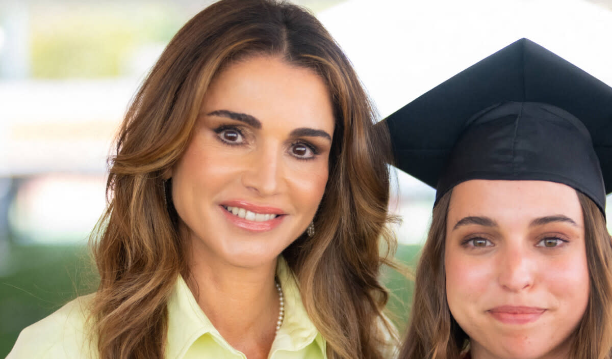 <p>Salma a décroché son diplôme</p>
<p>La princesse Lalla Salma de Jordanie reçoit son diplome de l'Université de Caroline du Sud (USC), sous le regard ému de ses parents le roi Abdallah II de Jordanie et la reine Rania de Jordanie. Los Angeles</p> - © BestImage, Dana Press / Bestimage