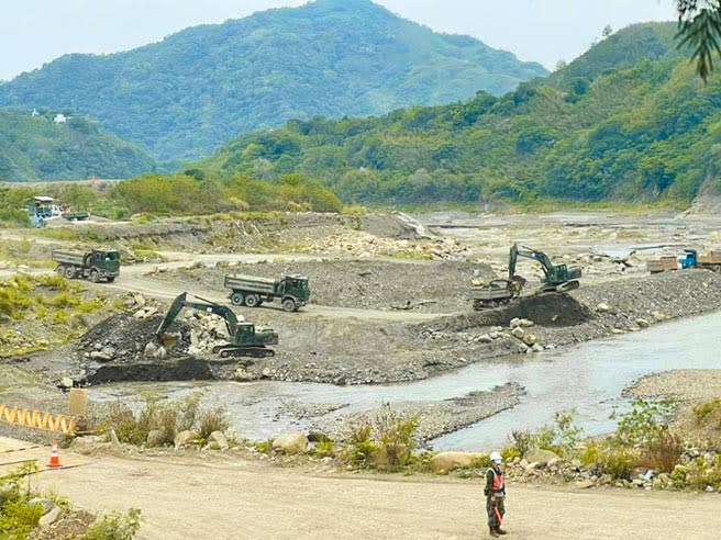 國軍協助石門水庫清淤，目標清淤20萬噸泥砂。（呂筱蟬攝）