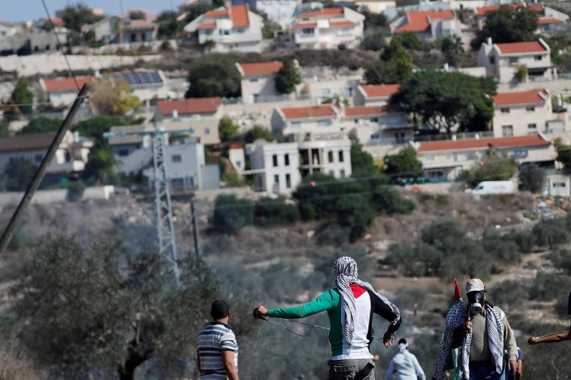 FOTO DE ARCHIVO: Manifestantes palestinos frente a un asentamiento judío durante una protesta, en Kafr Qaddum en la Cisjordania ocupada por Israel