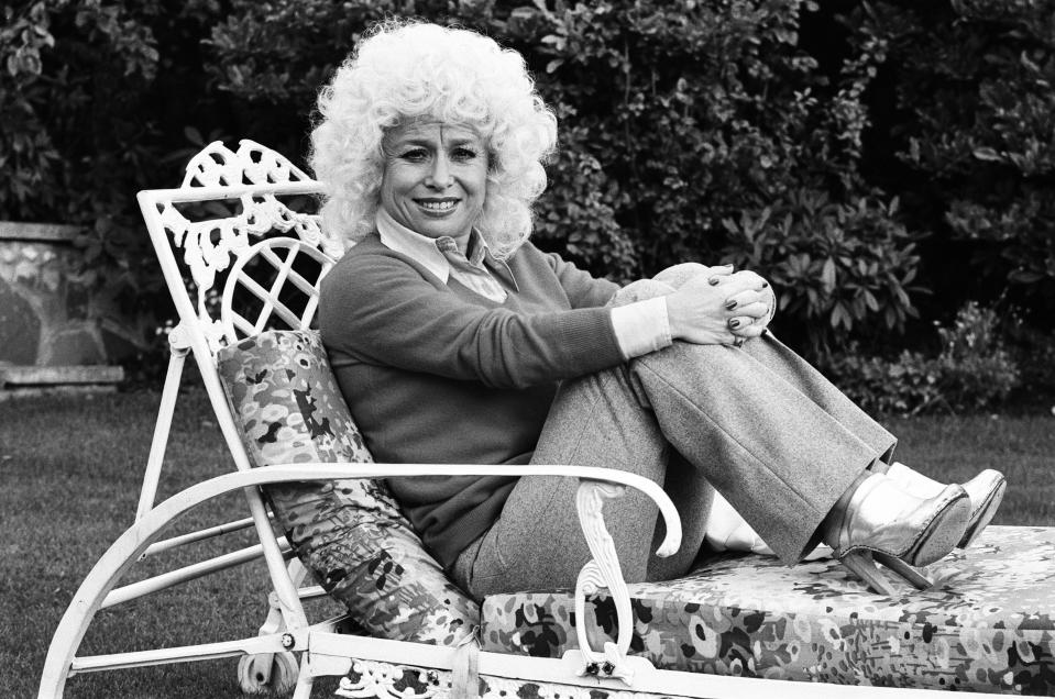 Actress Barbara Windsor at home, 19th October 1980. (Photo by Allan Olley/Daily Mirror/Mirrorpix/Getty Images)